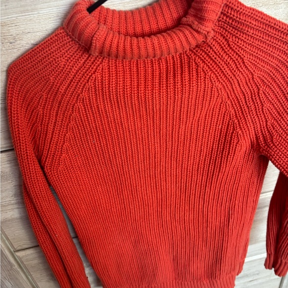 This sweater is for all the orange and red lovers. - Picture 3 of 4
